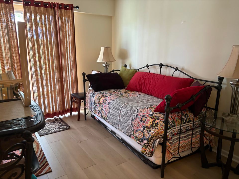 待售: $109,500 (2 贝兹, 1 浴室, 835 平方英尺)