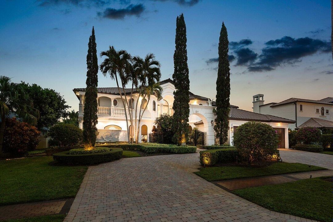For Sale: $5,975,000 (5 beds, 7 baths, 7116 Square Feet)