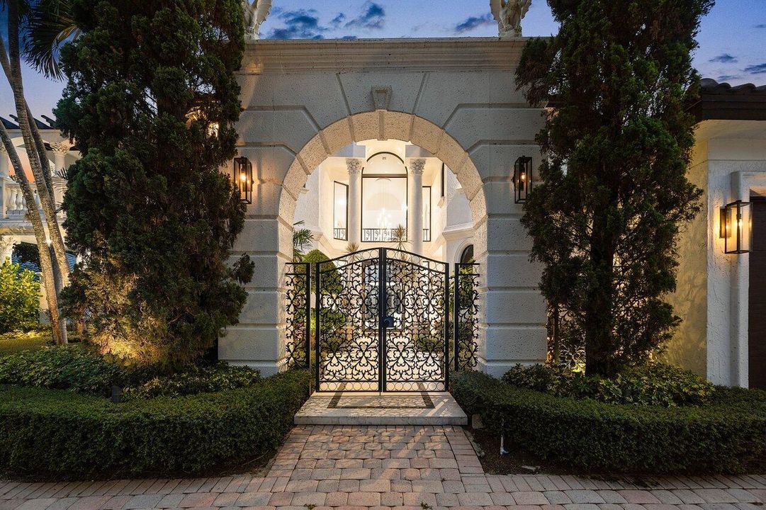 For Sale: $5,975,000 (5 beds, 7 baths, 7116 Square Feet)