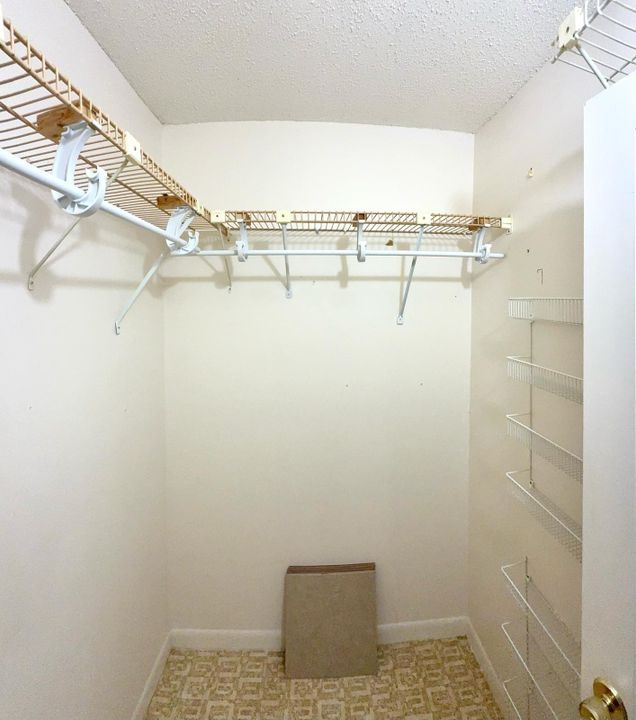 For Sale: $82,500 (1 beds, 1 baths, 772 Square Feet)