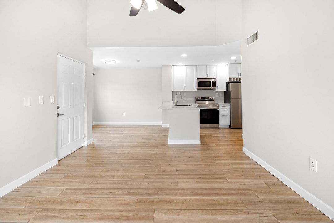 Active With Contract: $204,900 (1 beds, 1 baths, 729 Square Feet)