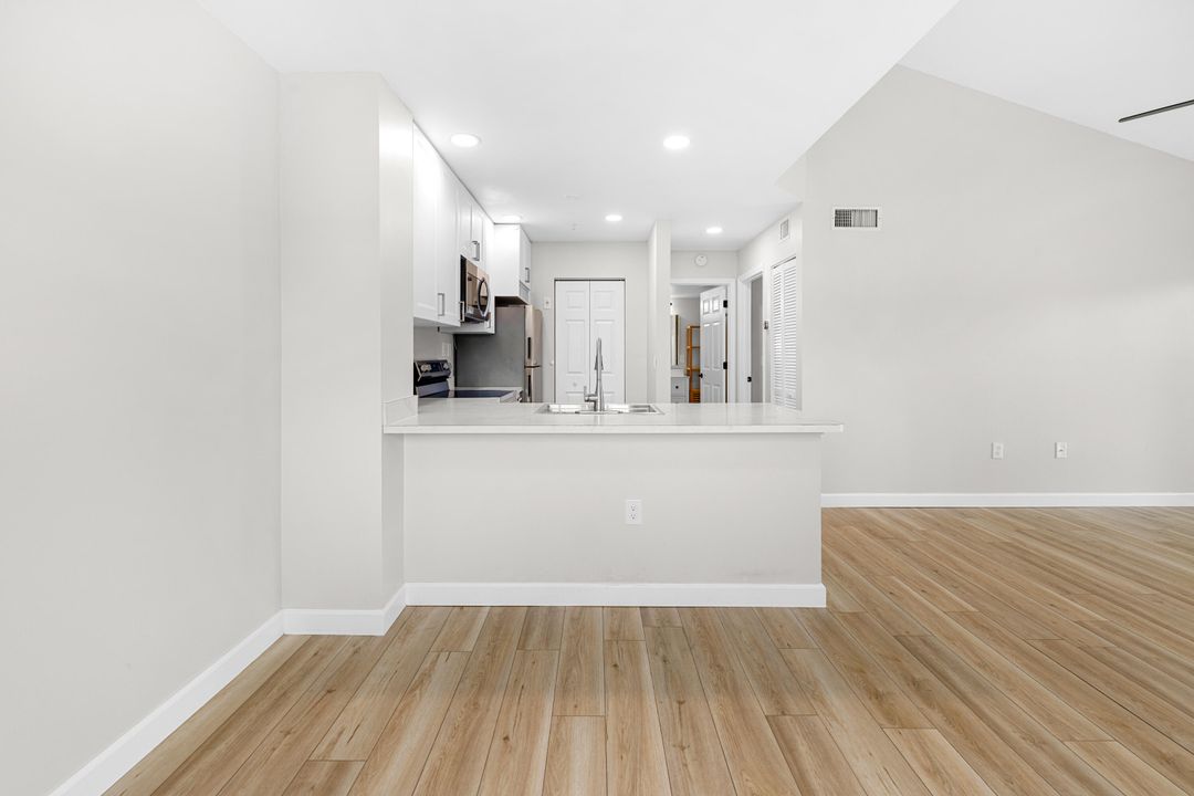 Active With Contract: $204,900 (1 beds, 1 baths, 729 Square Feet)