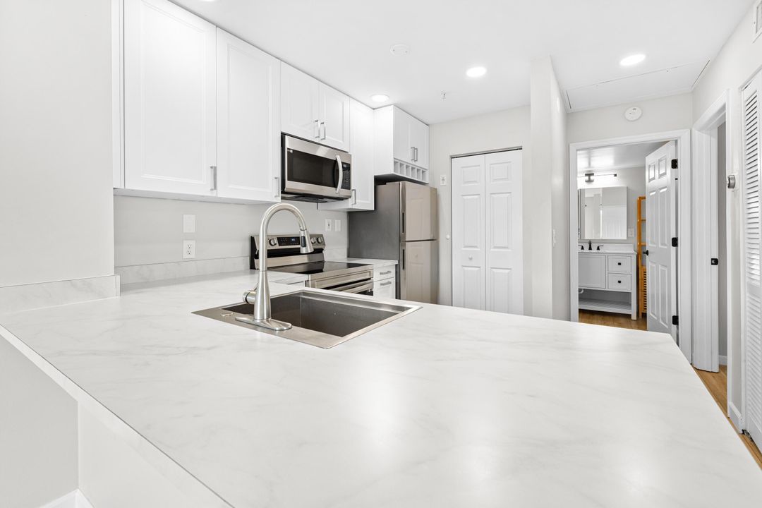 Active With Contract: $204,900 (1 beds, 1 baths, 729 Square Feet)