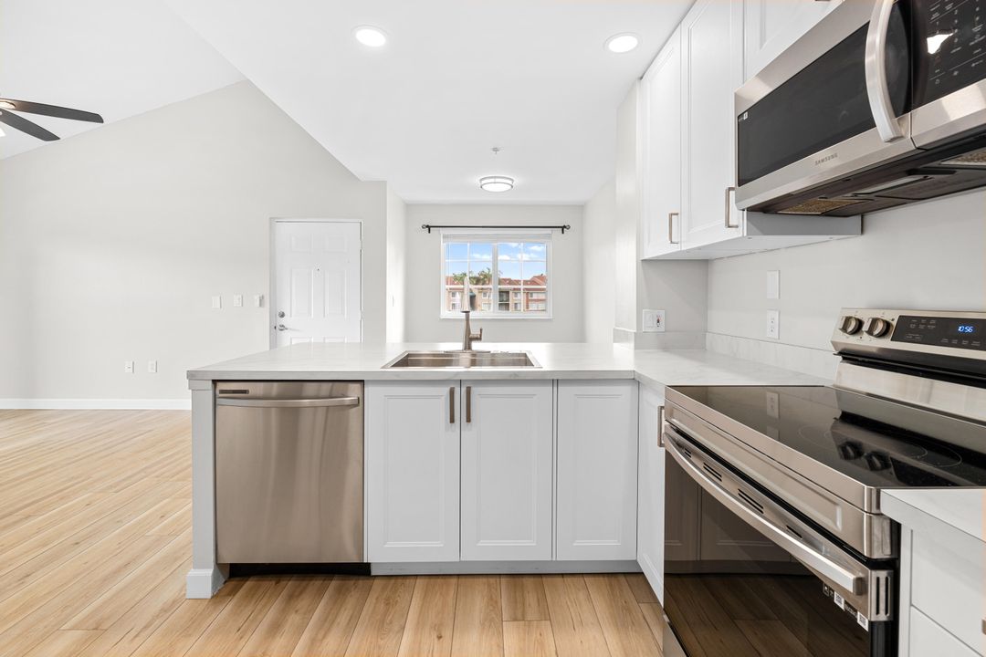 Active With Contract: $204,900 (1 beds, 1 baths, 729 Square Feet)