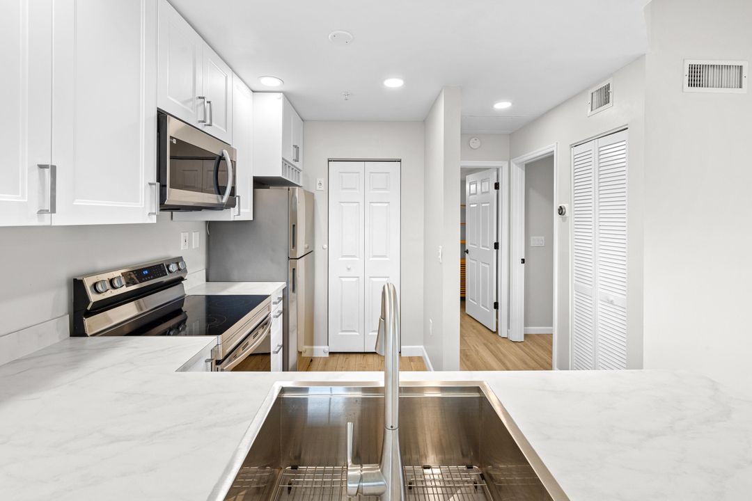 Active With Contract: $204,900 (1 beds, 1 baths, 729 Square Feet)