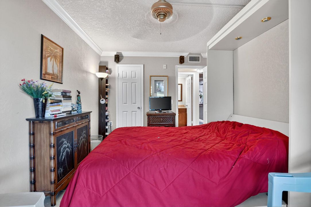 合同活跃: $160,000 (2 贝兹, 2 浴室, 850 平方英尺)