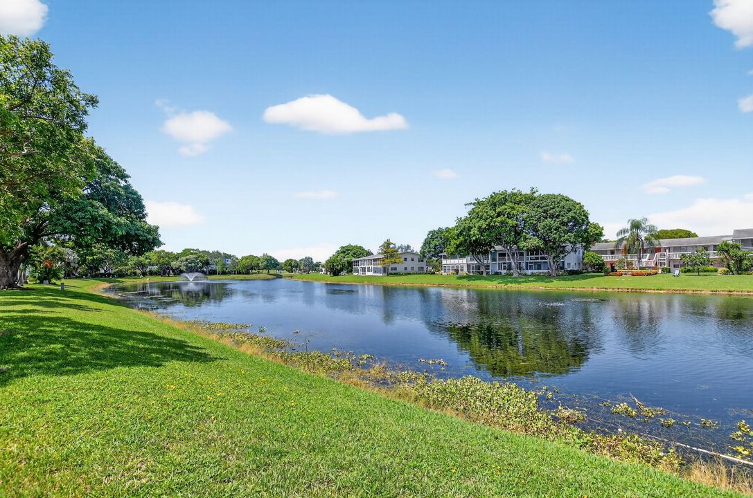 合同活跃: $160,000 (2 贝兹, 2 浴室, 850 平方英尺)