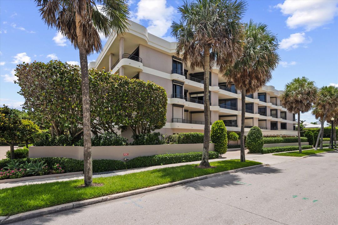 Active With Contract: $4,495,000 (3 beds, 3 baths, 3148 Square Feet)