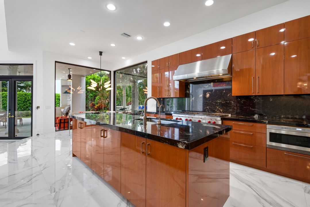 For Sale: $5,975,000 (5 beds, 7 baths, 7116 Square Feet)