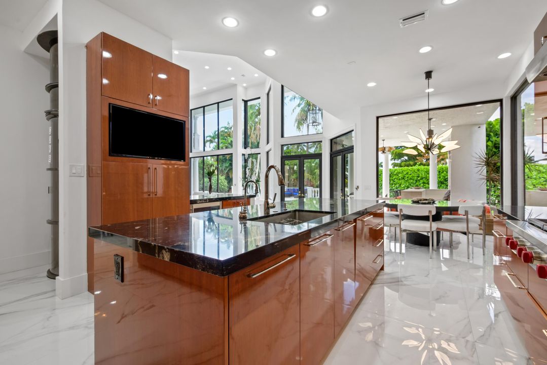 For Sale: $5,975,000 (5 beds, 7 baths, 7116 Square Feet)