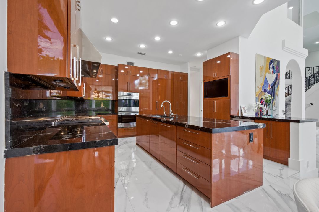 For Sale: $5,975,000 (5 beds, 7 baths, 7116 Square Feet)