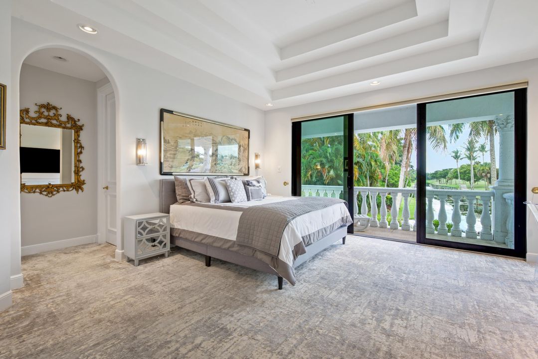 For Sale: $5,975,000 (5 beds, 7 baths, 7116 Square Feet)