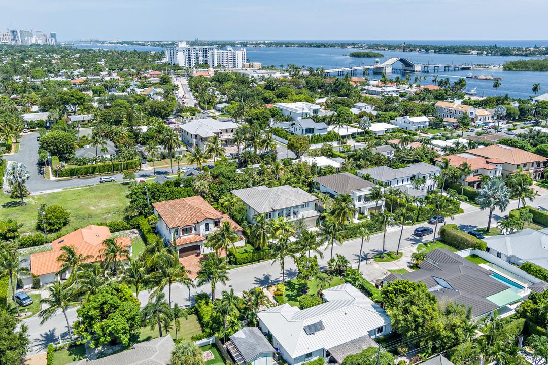 Active With Contract: $4,895,000 (4 beds, 4 baths, 3865 Square Feet)