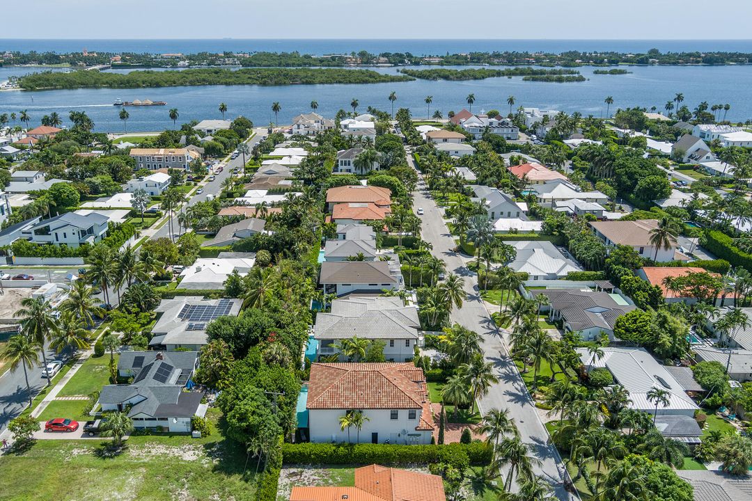 Active With Contract: $4,895,000 (4 beds, 4 baths, 3865 Square Feet)