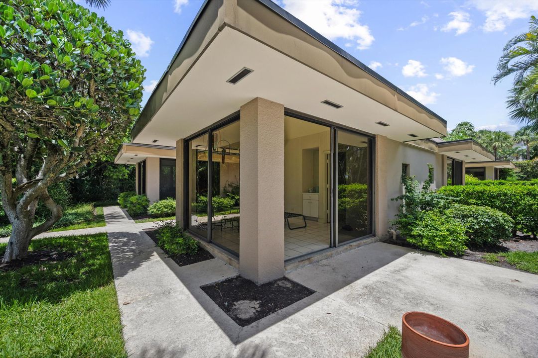 Active With Contract: $4,495,000 (3 beds, 3 baths, 3148 Square Feet)