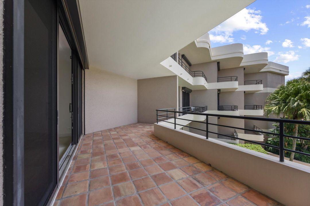 Active With Contract: $4,495,000 (3 beds, 3 baths, 3148 Square Feet)