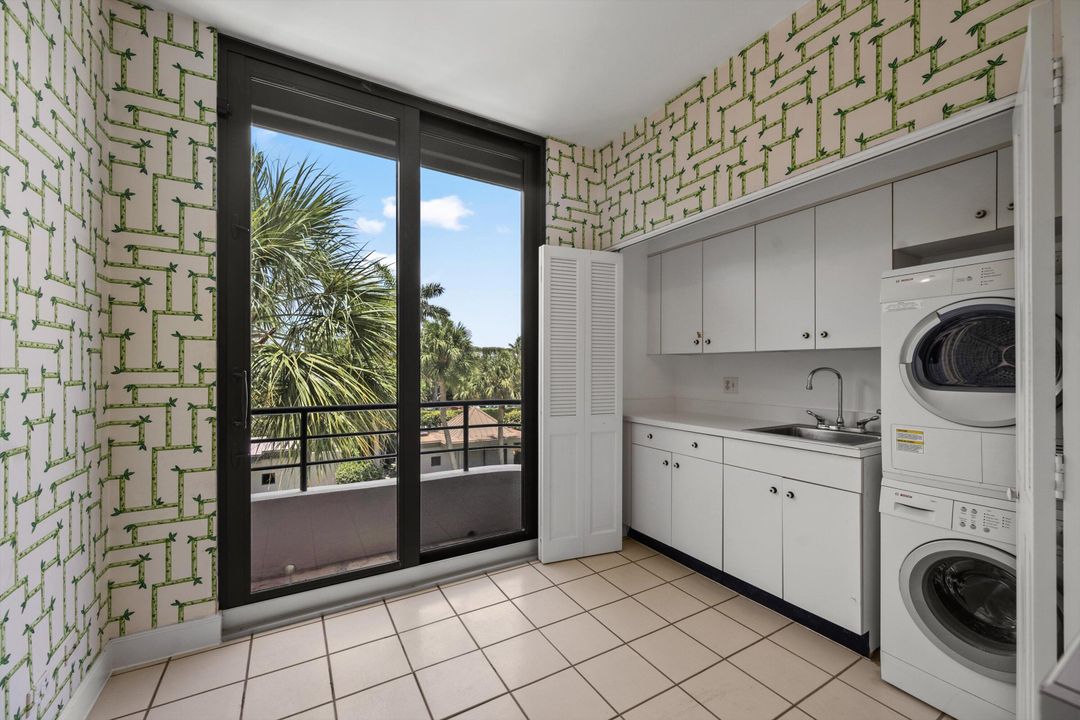 Active With Contract: $4,495,000 (3 beds, 3 baths, 3148 Square Feet)