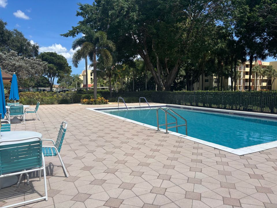 Active With Contract: $125,000 (2 beds, 2 baths, 1237 Square Feet)