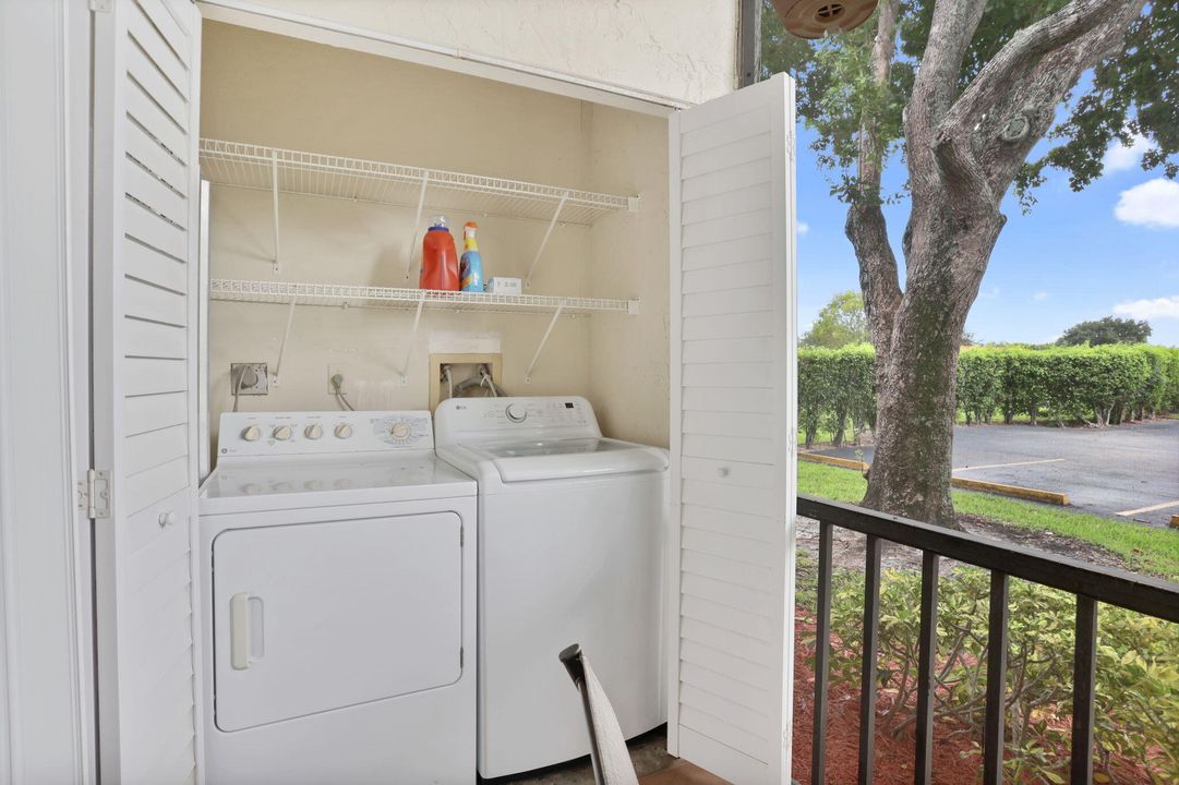 合同活跃: $239,900 (2 贝兹, 2 浴室, 1008 平方英尺)