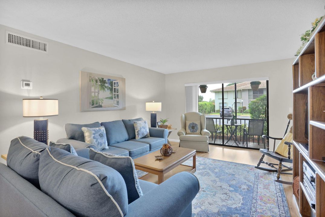 合同活跃: $239,900 (2 贝兹, 2 浴室, 1008 平方英尺)