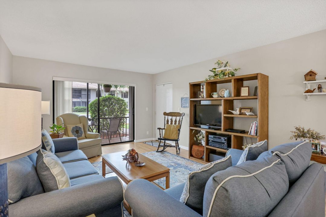 合同活跃: $239,900 (2 贝兹, 2 浴室, 1008 平方英尺)