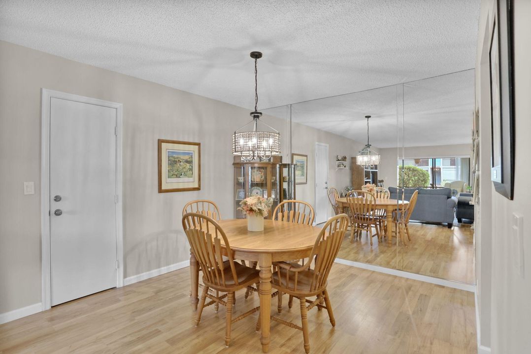 合同活跃: $239,900 (2 贝兹, 2 浴室, 1008 平方英尺)