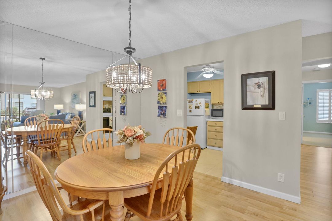 合同活跃: $239,900 (2 贝兹, 2 浴室, 1008 平方英尺)