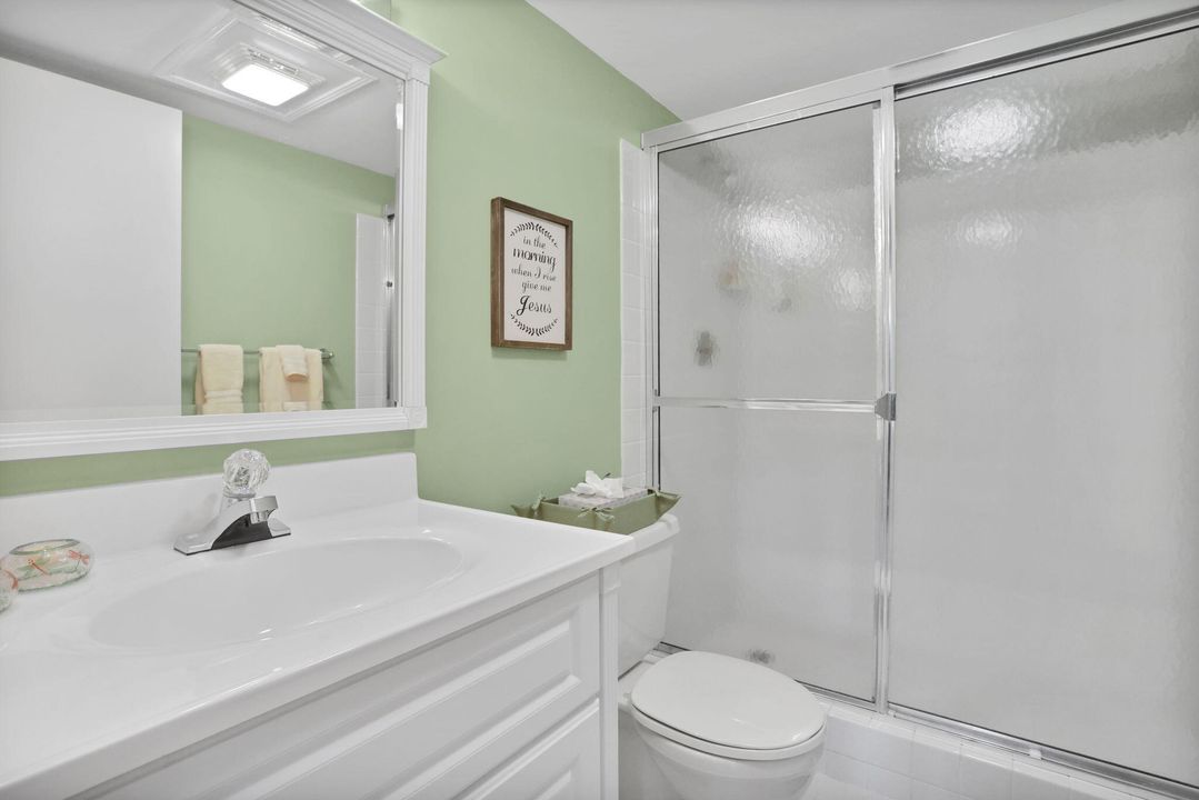 合同活跃: $239,900 (2 贝兹, 2 浴室, 1008 平方英尺)