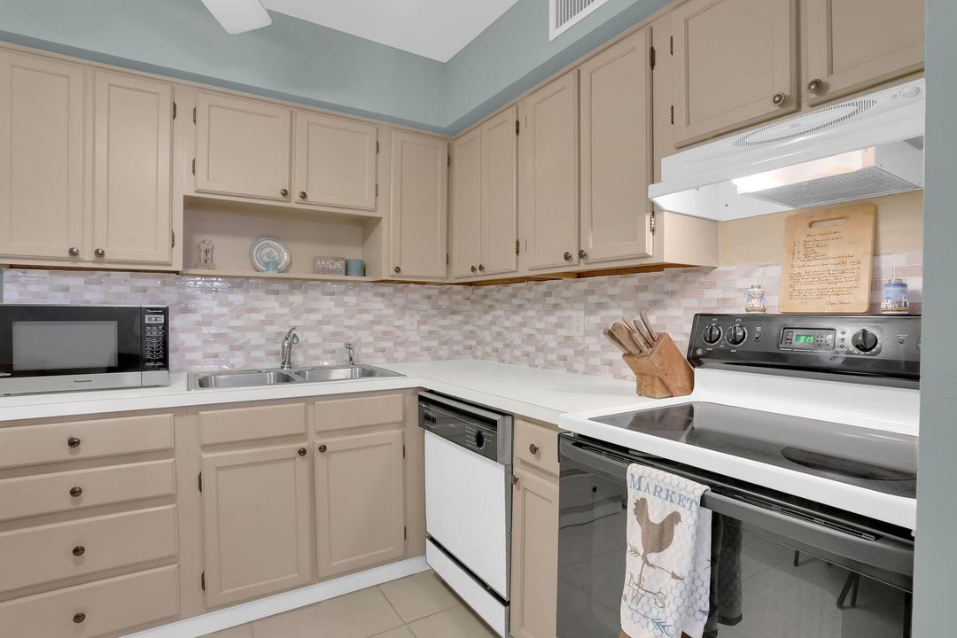 合同活跃: $239,900 (2 贝兹, 2 浴室, 1008 平方英尺)