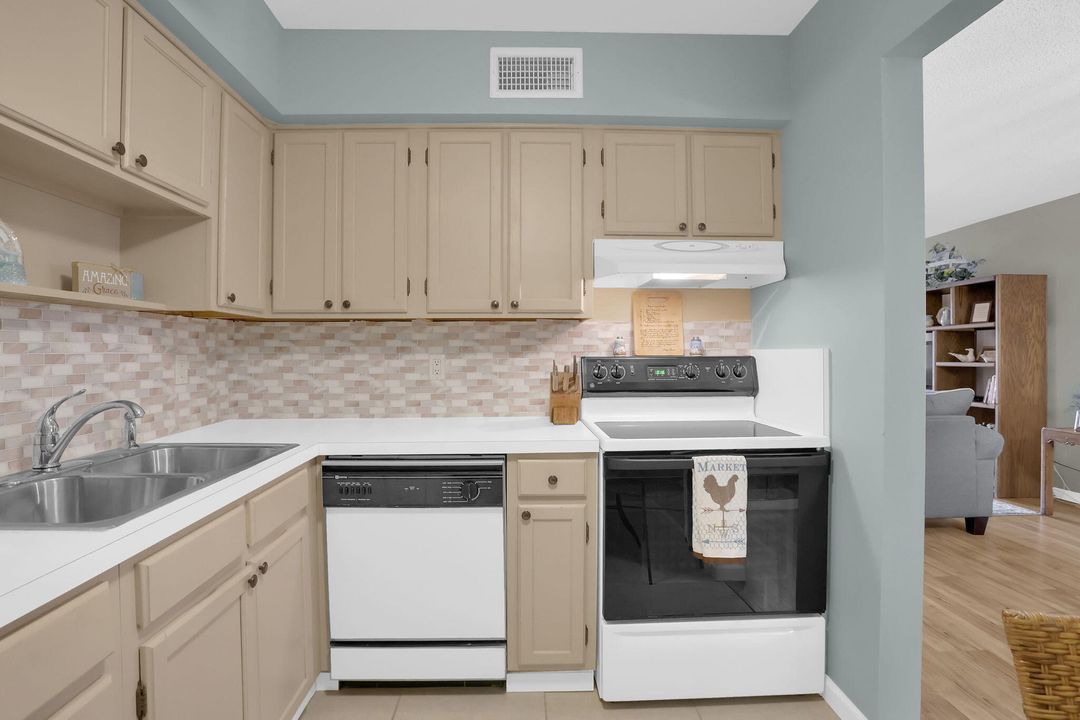 合同活跃: $239,900 (2 贝兹, 2 浴室, 1008 平方英尺)