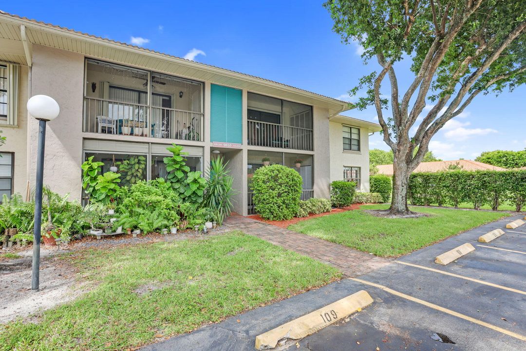 合同活跃: $239,900 (2 贝兹, 2 浴室, 1008 平方英尺)