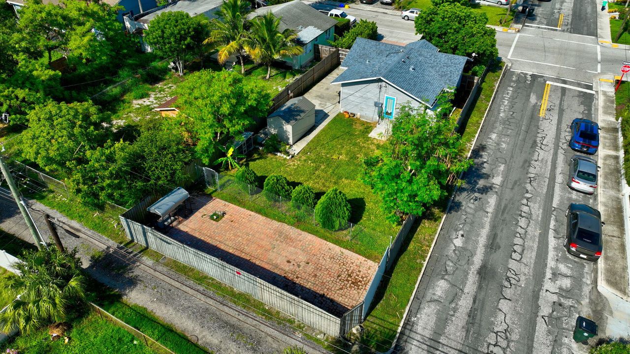 Activo con contrato: $410,000 (3 camas, 2 baños, 951 Pies cuadrados)