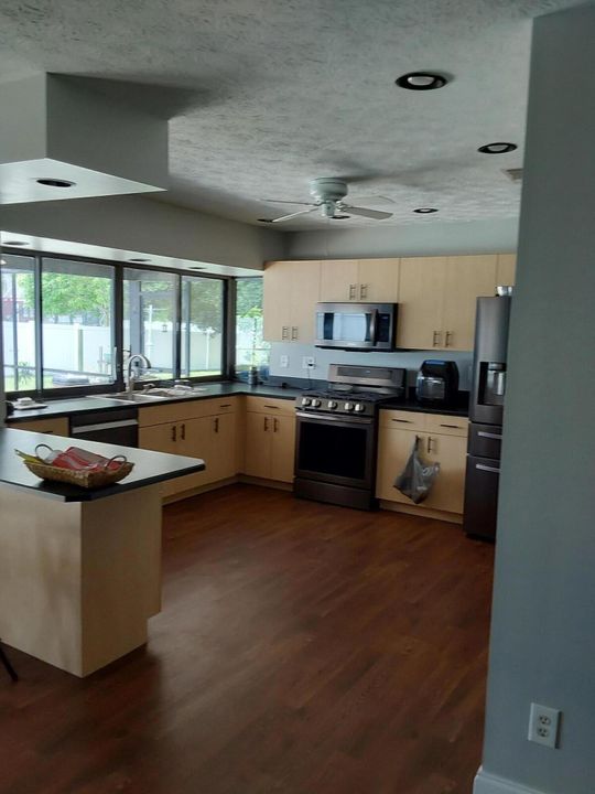 Под контрактом: $320,000 (3 спален, 2 ванн, 1512 Квадратных фут)