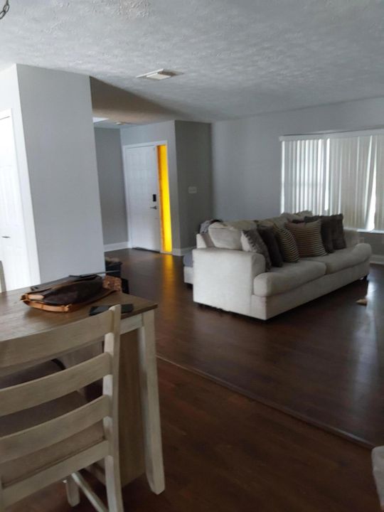 Под контрактом: $320,000 (3 спален, 2 ванн, 1512 Квадратных фут)