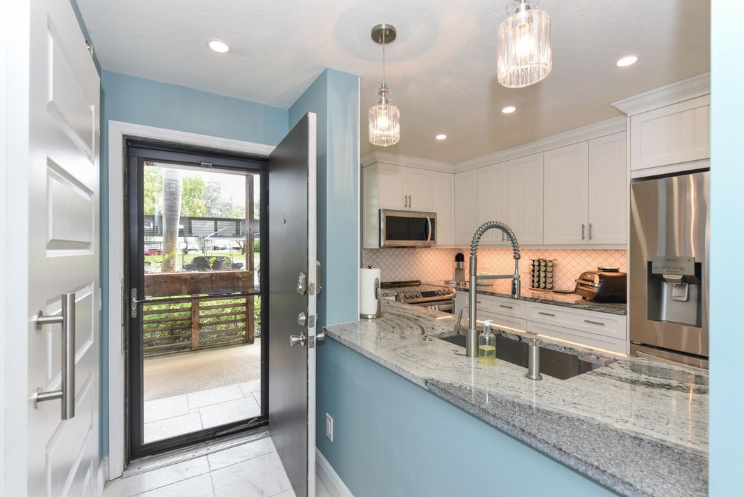 For Sale: $417,000 (2 beds, 2 baths, 1004 Square Feet)