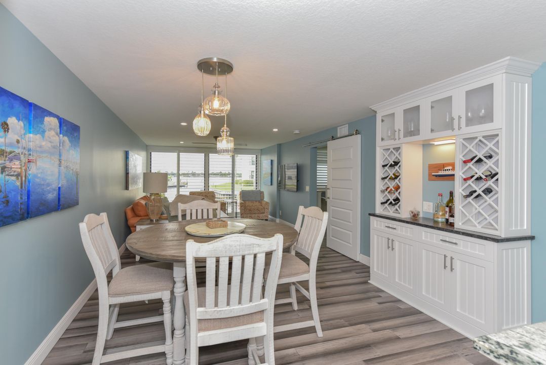 For Sale: $417,000 (2 beds, 2 baths, 1004 Square Feet)