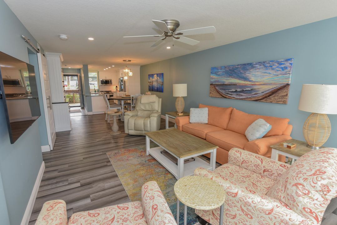 For Sale: $417,000 (2 beds, 2 baths, 1004 Square Feet)