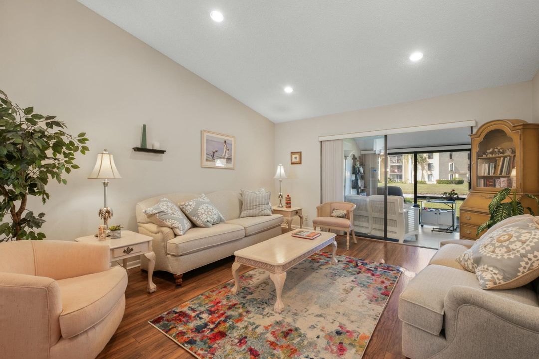 待售: $239,000 (2 贝兹, 2 浴室, 1370 平方英尺)