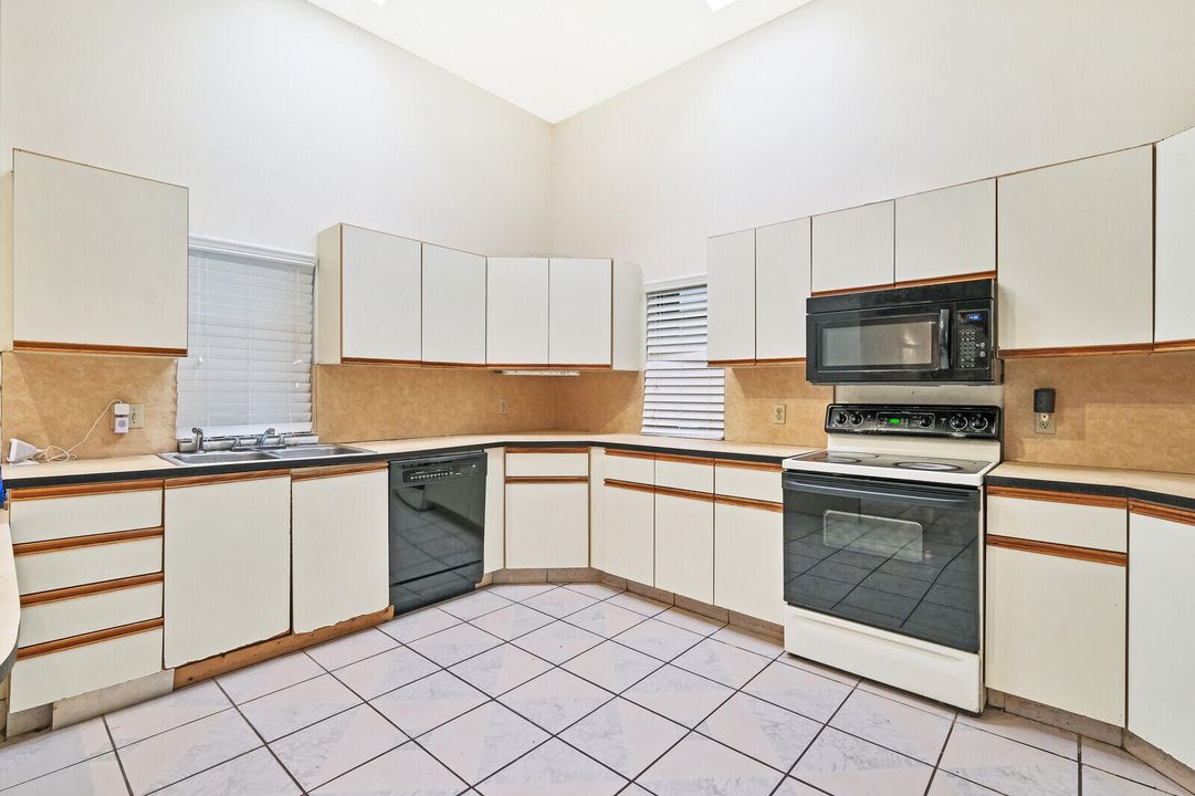 Activo con contrato: $800,000 (5 camas, 2 baños, 2734 Pies cuadrados)