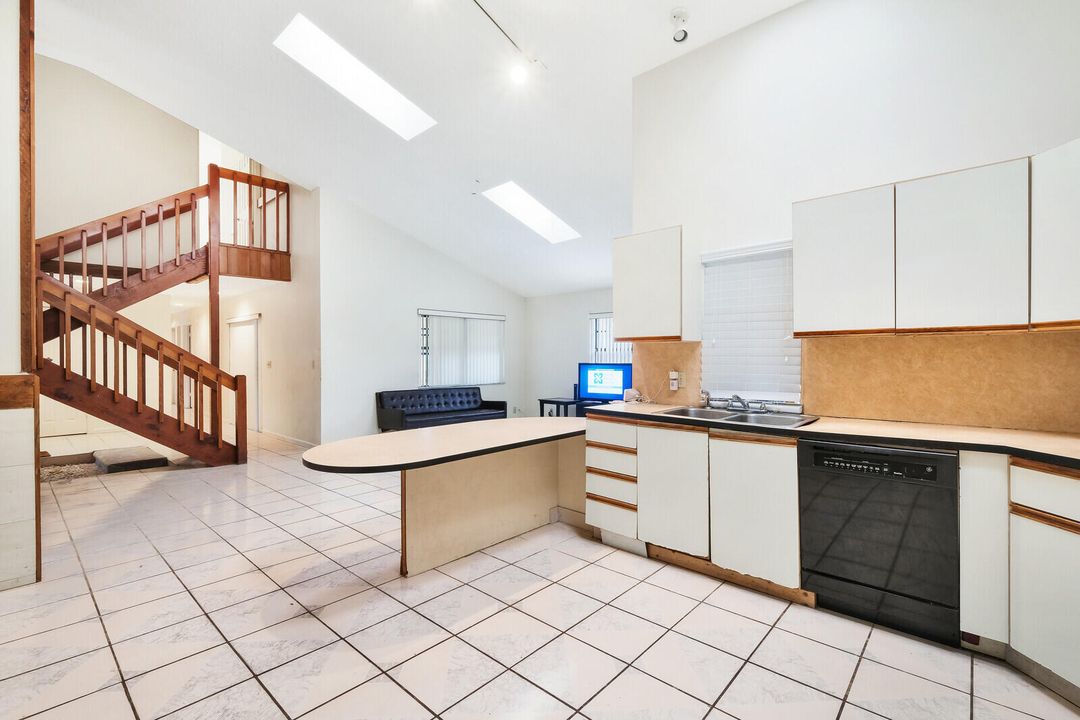 Activo con contrato: $800,000 (5 camas, 2 baños, 2734 Pies cuadrados)