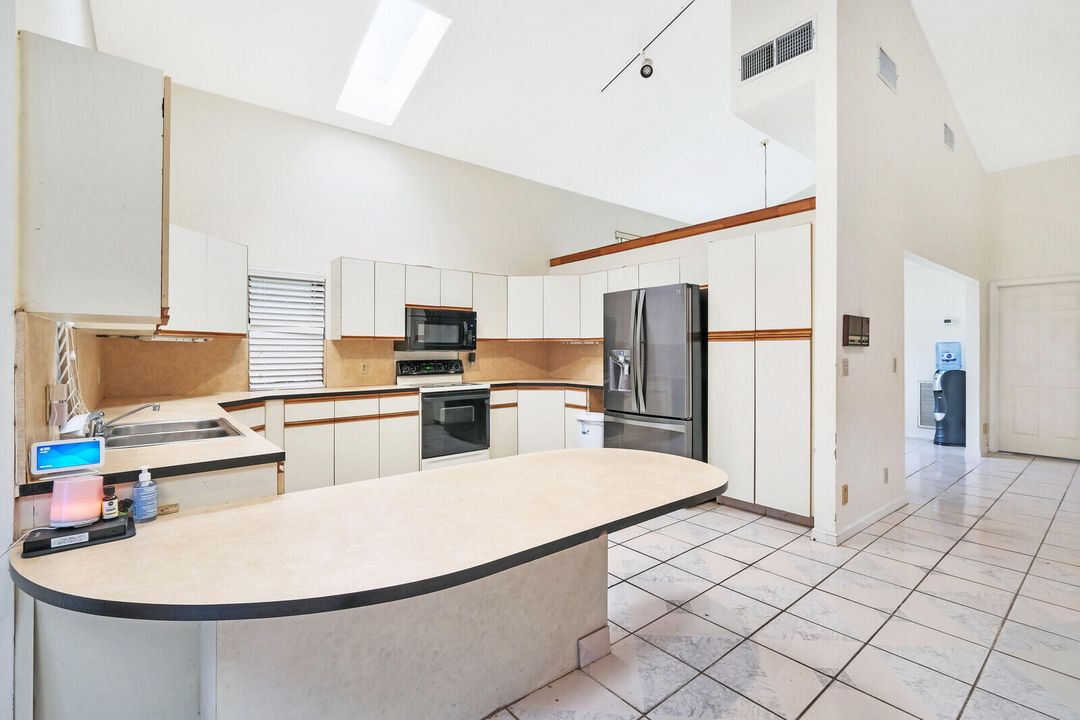 Activo con contrato: $800,000 (5 camas, 2 baños, 2734 Pies cuadrados)