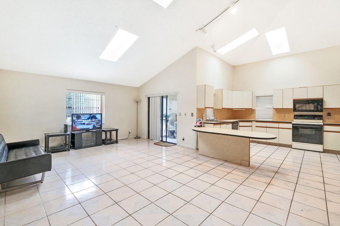 Activo con contrato: $800,000 (5 camas, 2 baños, 2734 Pies cuadrados)