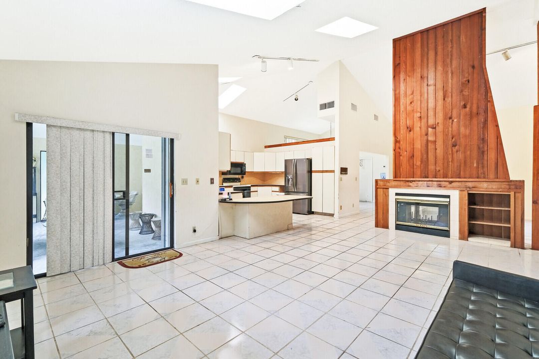 Activo con contrato: $800,000 (5 camas, 2 baños, 2734 Pies cuadrados)