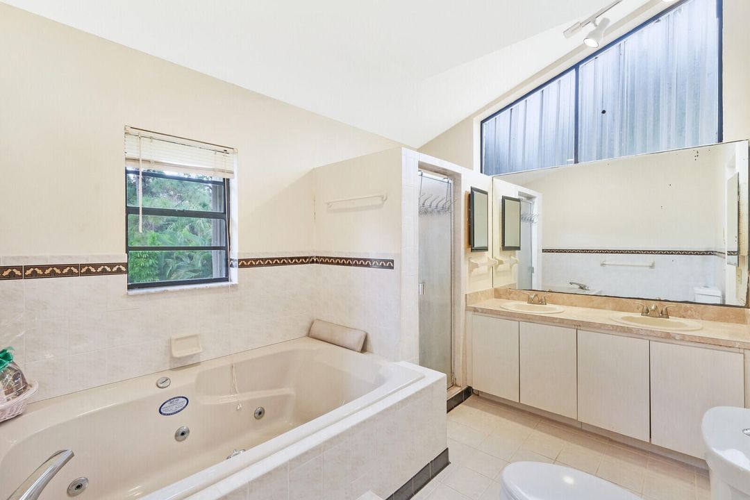 Activo con contrato: $800,000 (5 camas, 2 baños, 2734 Pies cuadrados)