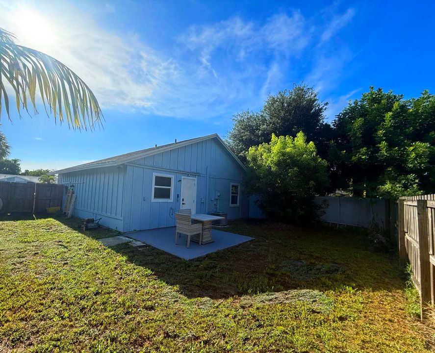 合同活跃: $269,000 (2 贝兹, 1 浴室, 900 平方英尺)