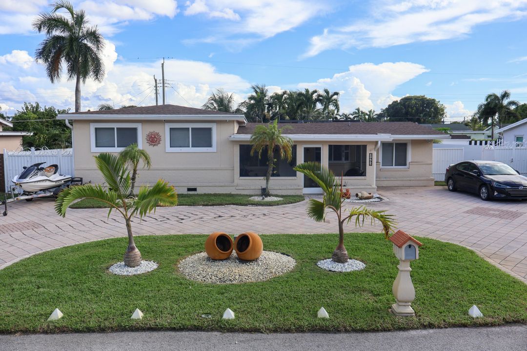 For Sale: $599,900 (4 beds, 2 baths, 1523 Square Feet)