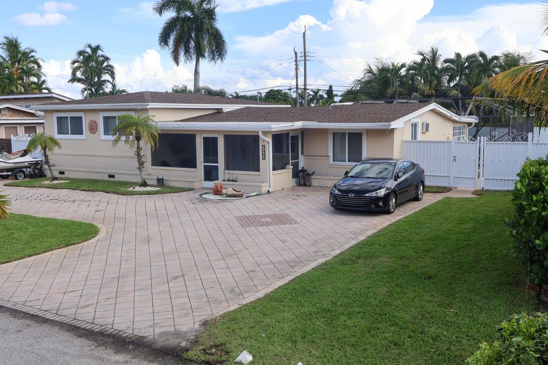 For Sale: $599,900 (4 beds, 2 baths, 1523 Square Feet)
