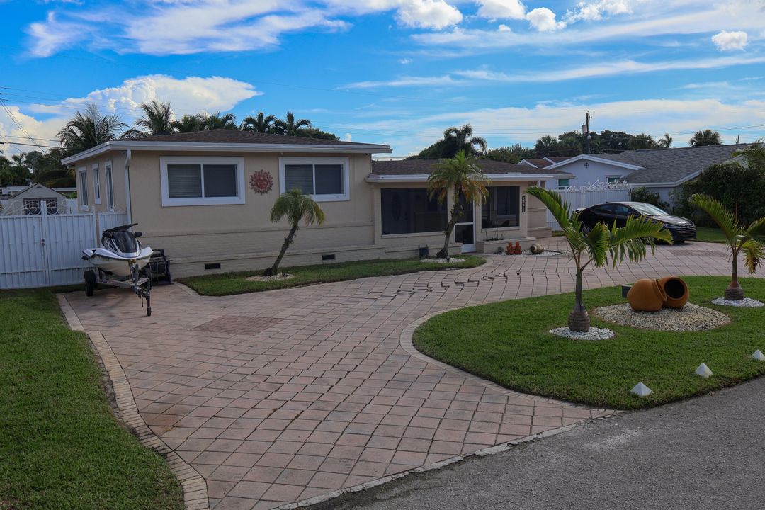 For Sale: $599,900 (4 beds, 2 baths, 1523 Square Feet)