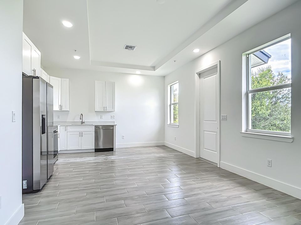 出租: $1,550 (3 贝兹, 2 浴室, 1047 平方英尺)