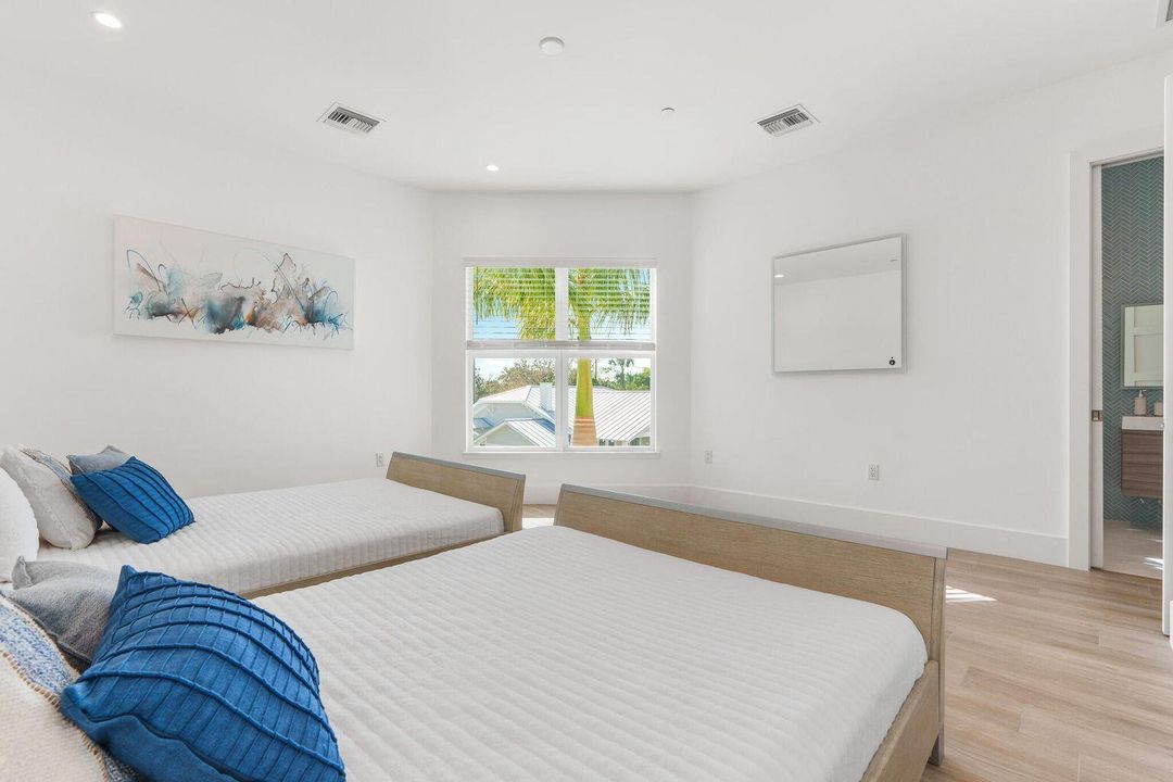 For Rent: $14,750 (3 beds, 3 baths, 2596 Square Feet)